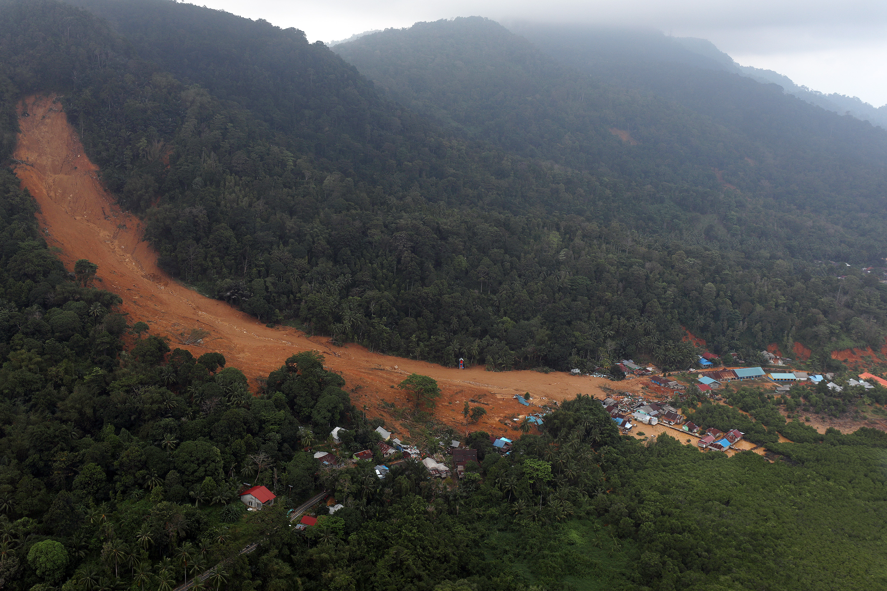 Foto udara lokasi tanah longsor di Kampung Genteng, Desa Pangkalan, Kecamatan Serasan, Kabupaten Natuna, Kepulauan Riau, Rabu (8/3).